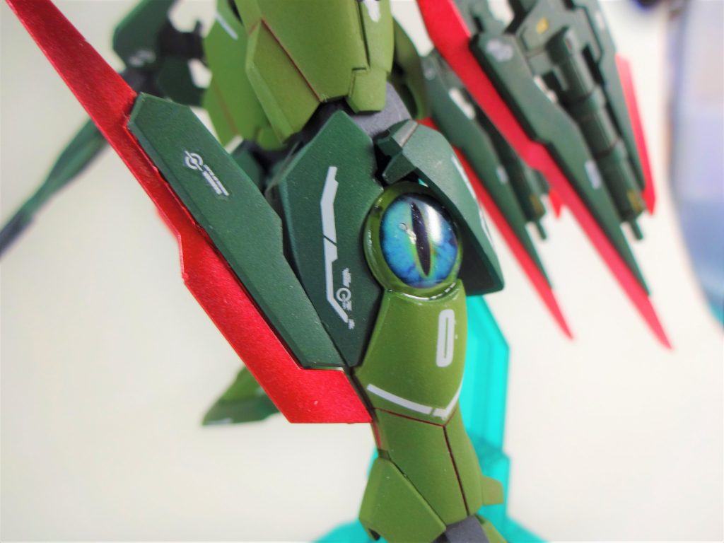 機体各所のイノベイターの瞳模様のコンデンサは特殊なGNフィールドを常時展開しており、搭乗しているイノベイター、もしくは覚醒候補のパイロットに対する精神干渉や不意な共鳴を防ぐ。手芸用品店にあったシールとレジンで作っています