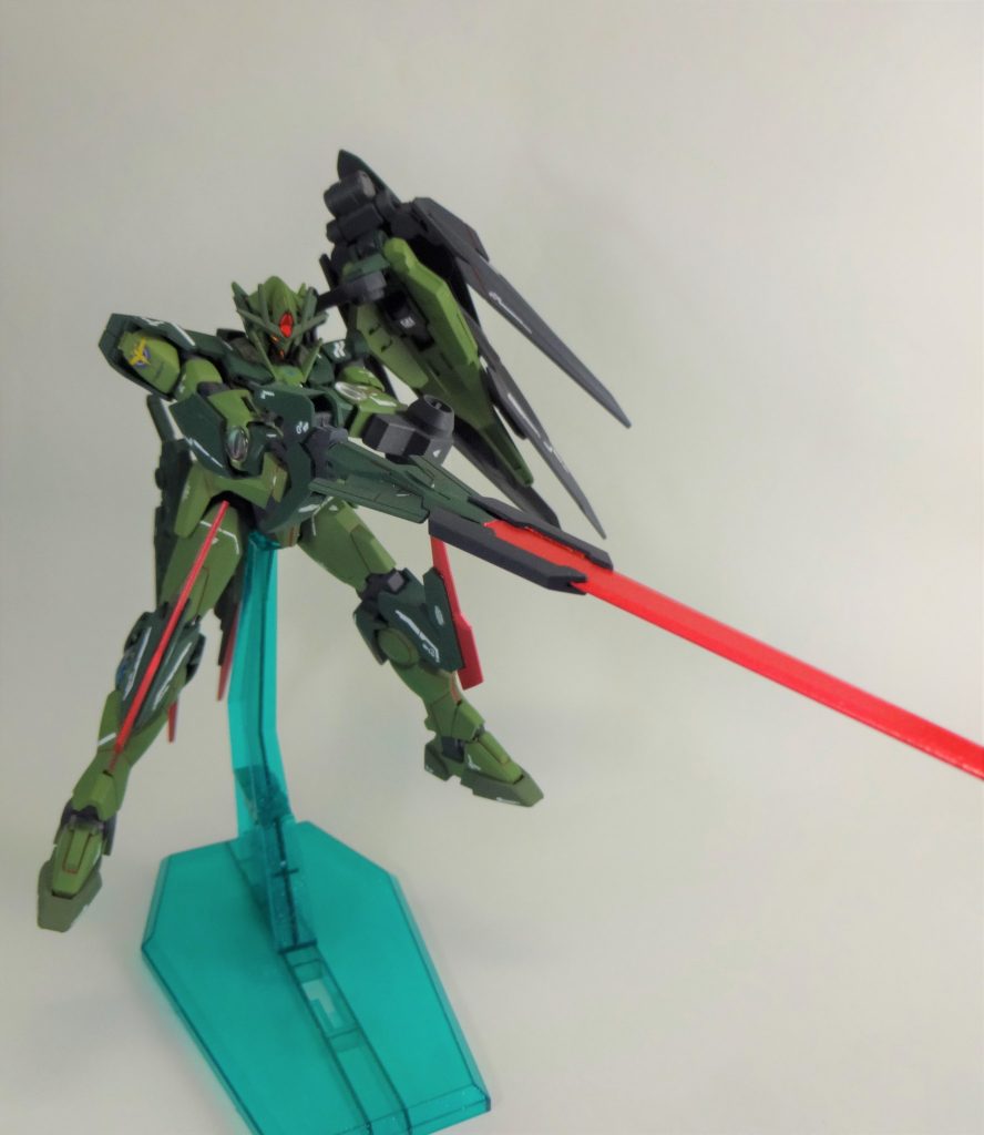 武装①「GNソードⅤ改」クアンタに装備されていたGNソードVをベースに作られた実体剣。新素材であったクリア刃に既存の素材を合成して作成された派生武器の１つ。GNソードビットとの連結機能をオミットし、リーチを長くしてある。基になったGNソードVと同様、銃身を回転させてライフルモードとの切り替えが可能。