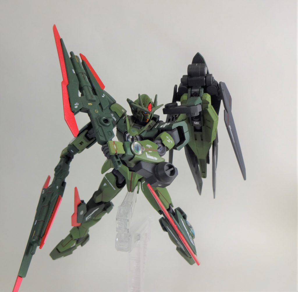 アームアームズの銃剣パーツにGNソードビットを接着して作ってます使用されないときは腰のマウントラッチに接続されています