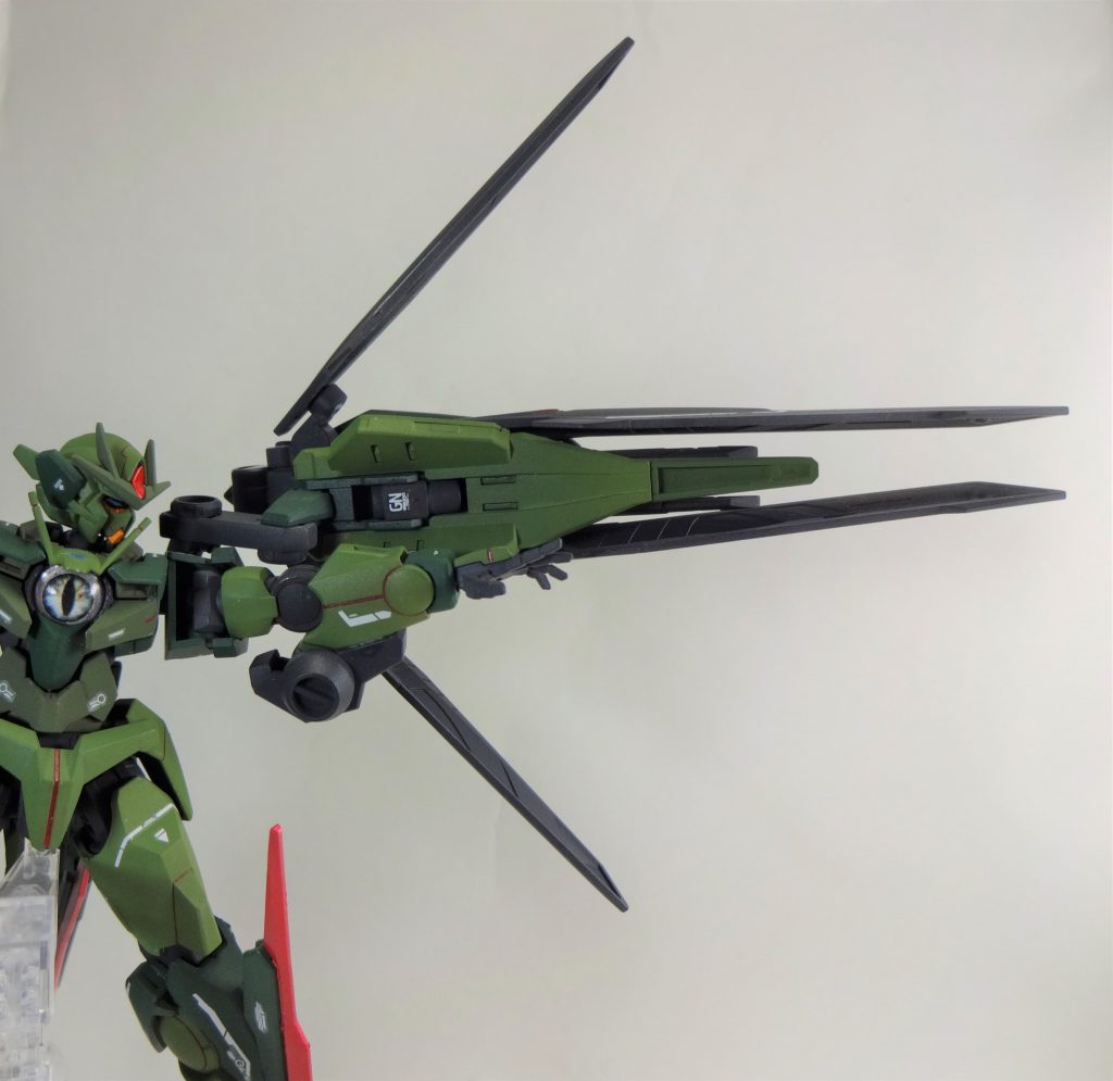 武装③「GNシールド」クアンタ系の特徴でもあったGNシールドはGNソードビットの代わりに大型フィンを４枚装備、シールドもエクシアのものを流用して大型化されている。内部にGNドライヴと直結したビームライフルが内蔵されており、奇襲性のある武装となっている。また、出力の調整も可能であり、最大出力時にはクアンタのバスターライフル並みの威力を発揮する。