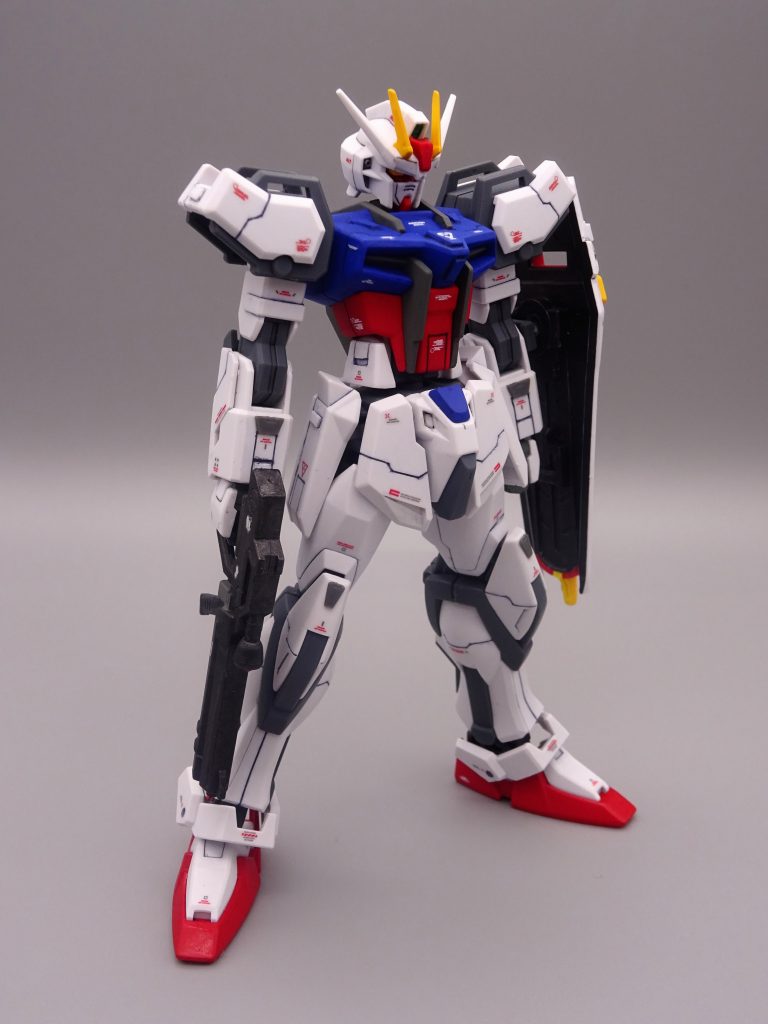 スジ彫りとデカールを多めに投入、既製品のディテールアップパーツを少々、プラ板工作も少々追加して密度感のアップを狙ってみました!デカールは手元にSEED系のデカールがなかったので、手元にあったデカールを適当に貼っています😅ビームライフルは何となく思い付きで、バレルをショート化してみました😁(塗装もしました。)スコープ部分にはラインストーンを接着してます。