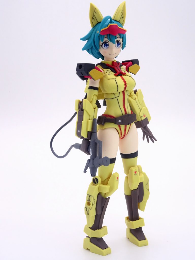 一回転して再び前面。二の腕と太ももの黒いラインはアクリジョン筆塗り。筆塗りのマスキング塗り分けは難し過ぎて、綺麗な境界線になりませぬ😅
