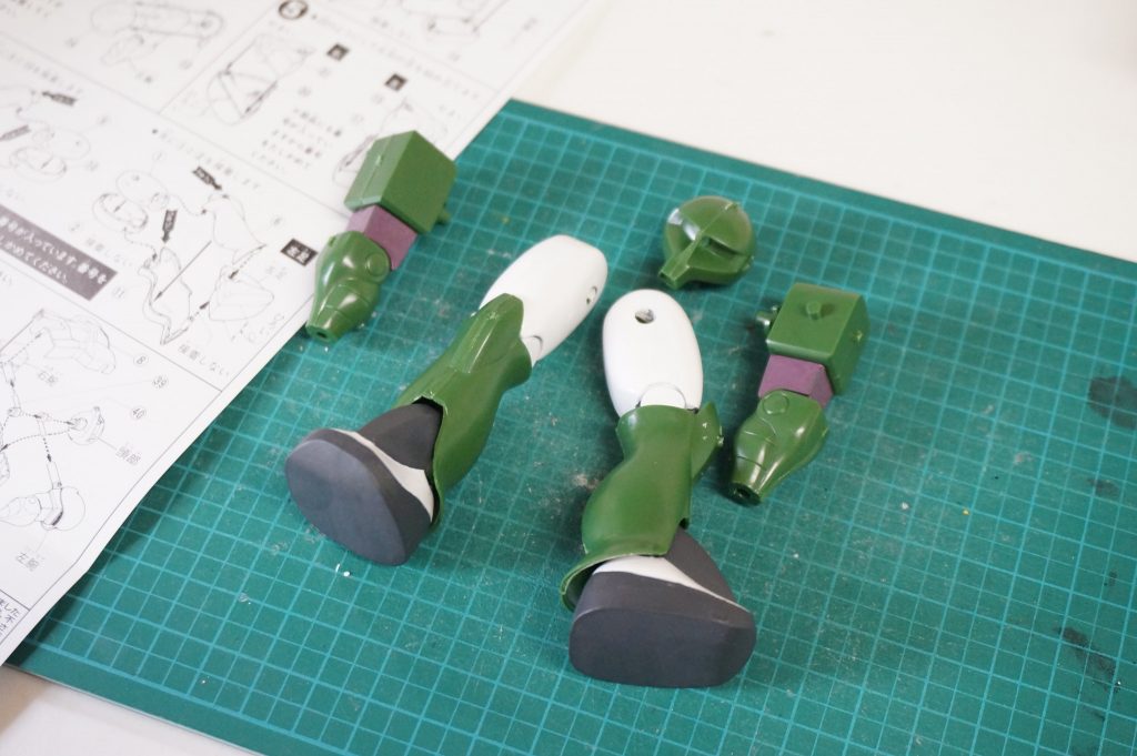 一切加工することなく、合わせ目消しをして塗装。次の部分を接着、合わせ目消し、塗装とちびちびやりました。