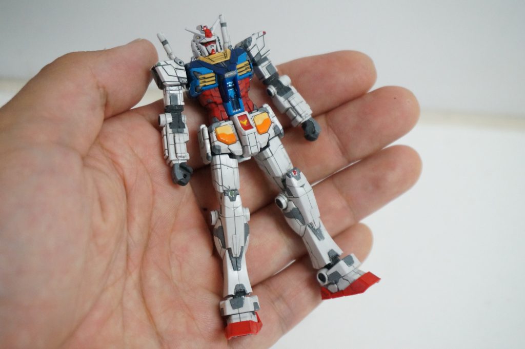 手に持つと小さい。でも結構重量ある