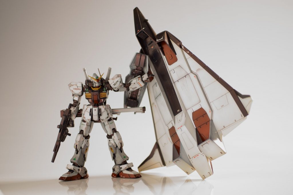 フライングアーマーとセットで作りました。ビームライフルは欠品でしたが、HGから流用。フライングアーマーとのサイズ感がわかるような写真にしてみました。どちらもレッドパーツ仕上げですが、大気圏突入時の戦闘情景を意識したものです。