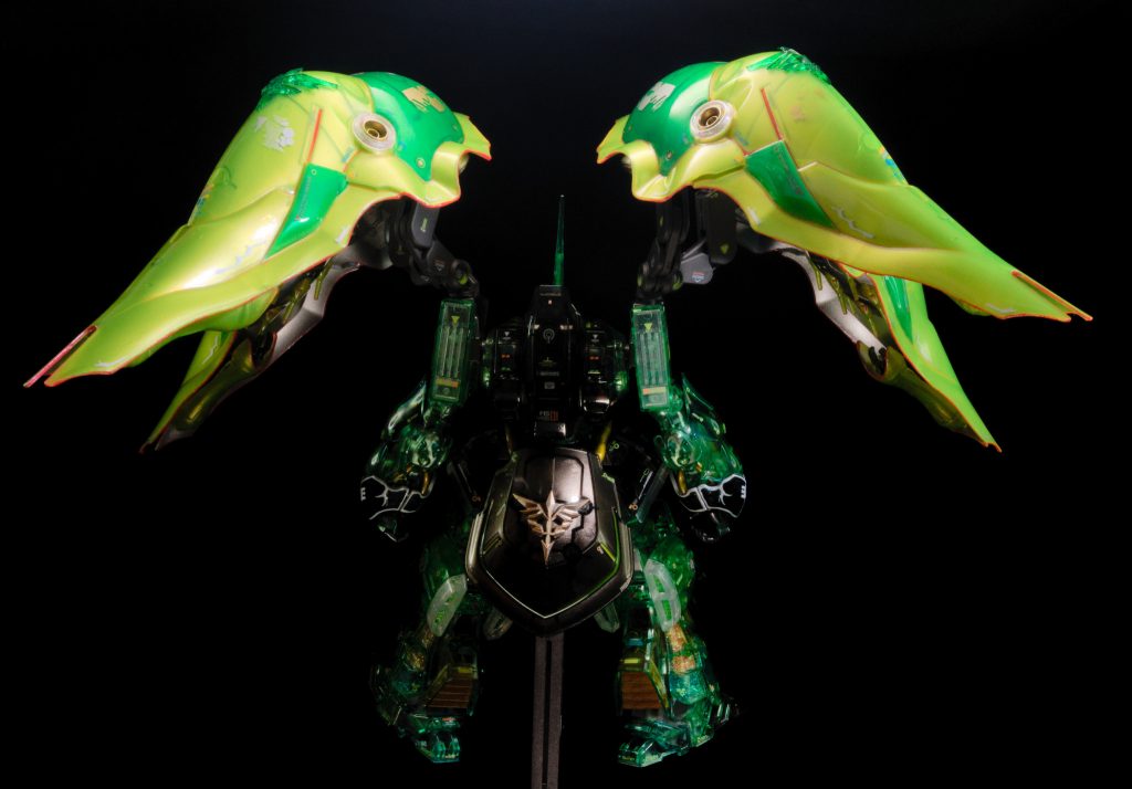 背面はビルダーパーツのエンブレムリリーフを張り付けています。