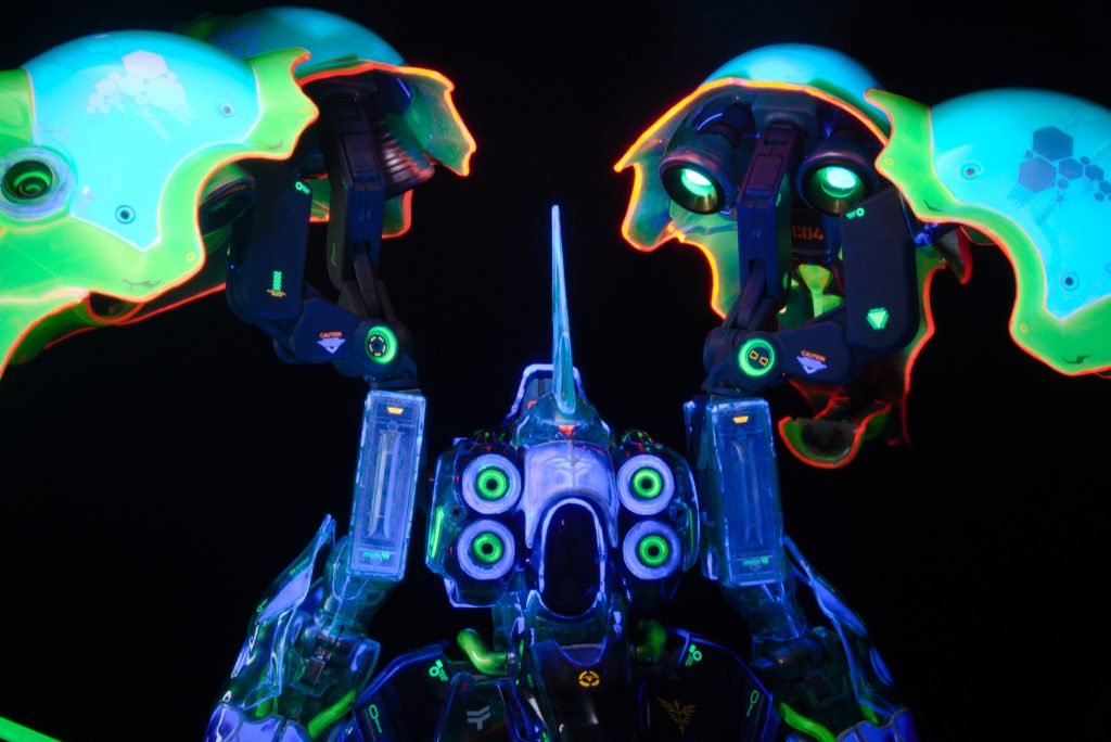 バーニア内部の発光部分は、クリアランナーをヘアアイロンで再成型したものをうめこんでいます。見えずらいけど、バーニアには真鍮の連結ワッシャーを仕込んでいます。