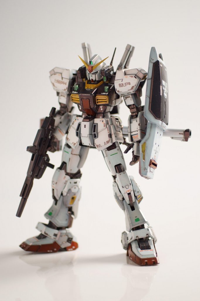 軸を打ち直したり、緩いところをキツくなるよう調整して、ビタっとポーズが決まるようにしました。シールドの逆さ装備はただのマイブームです(笑