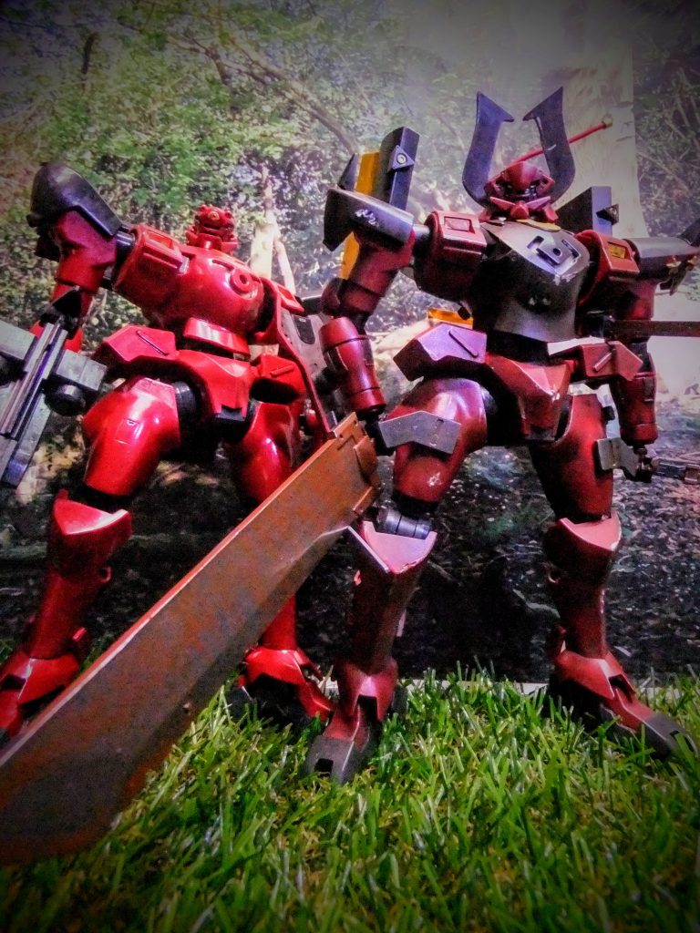 ノーマルなアヘッドと比べて貰えるとタッパ(身長)が一回り大きくなるように膝関節で延長、特徴的な兜の角?も1cm延長しています。