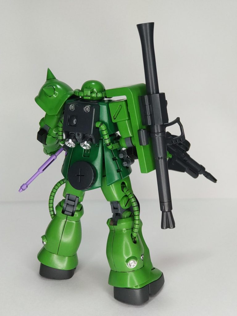 手を加えたのは、バックパッパックにモデルグラフィックスの作例を真似て、FZ風のディテールを入れたのと、旧キットのR2ザクⅡのバズーカラックが好きなので、それっぽく自作しました。