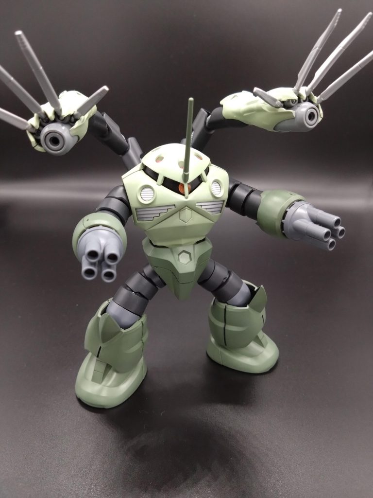 主な武装はバルカンとビームカノン、背部のクローは見た目ほど動かない虚仮威し