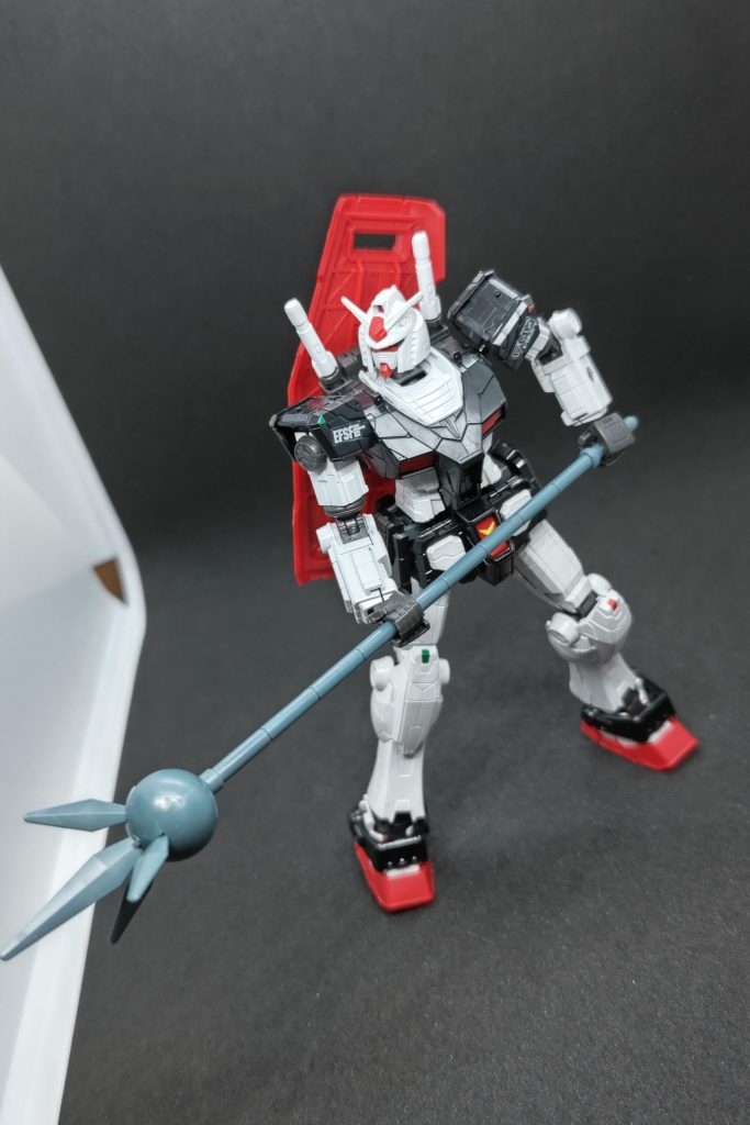 横浜ガンダムファクトリーにて販売されていたガンダム立像の派生ガンプラこと、RX-78F00HMTガンダム高機動型。この写真ではあくまでプロトタイプガンダムのイメージでジャベリンを持たせています。左腕に見えているシールド用の穴は蓋パーツを付けて隠す事ができます。サーベルを１本外しておいたほうがよりイメージ通りだったかもしれませんね。