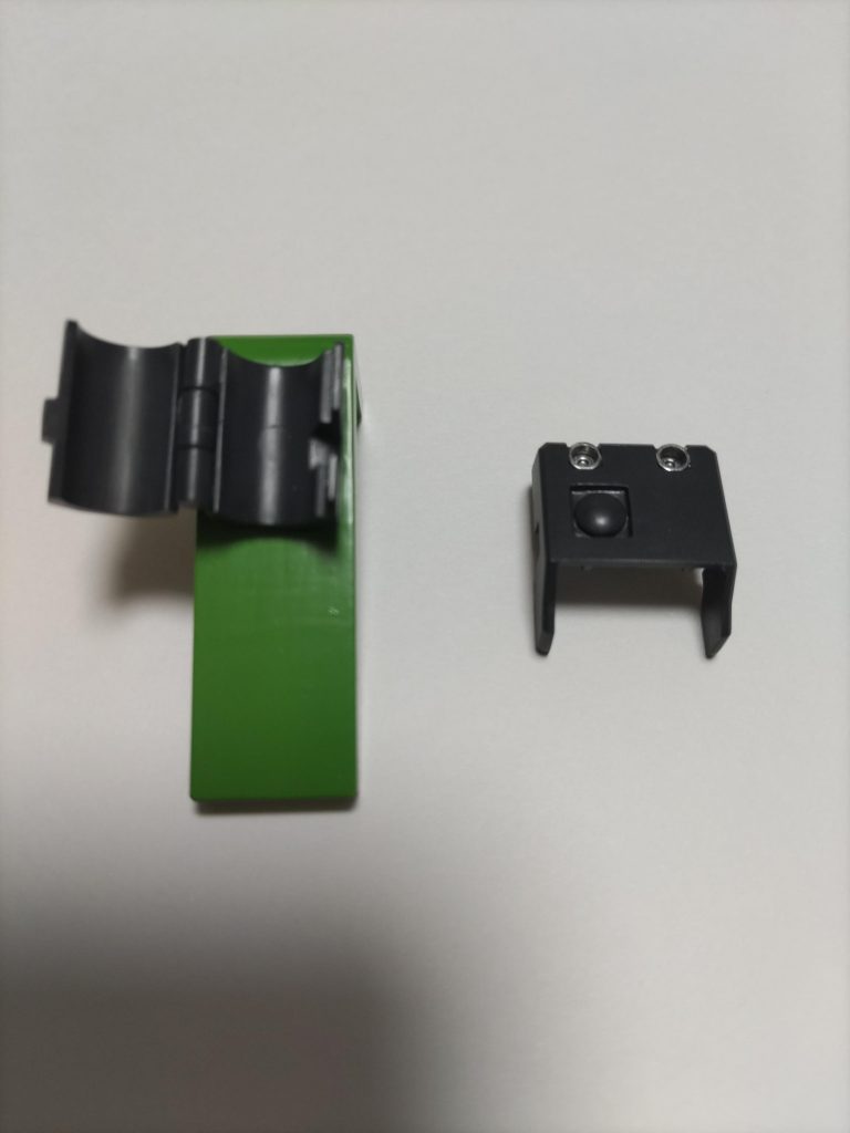 手を加えた、パーツです。バズーカラックは蝶番も自作したので、開閉します。