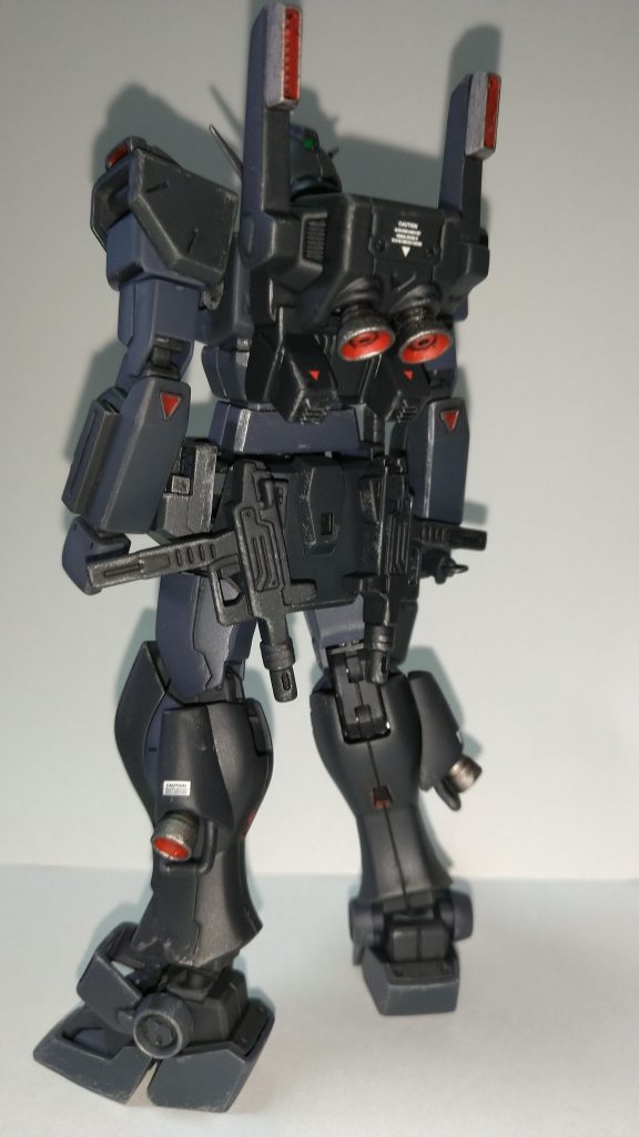 後ろ姿。バックパックは局地戦のバックパック挟んでピクシ－のバックパック付けて高機動としています。