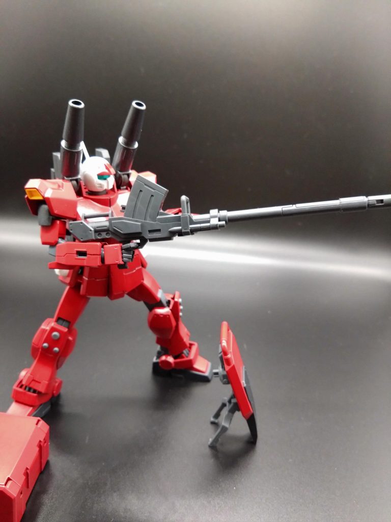 バトルスタイルは、肩のキャノンや180㎜キャノンで味方の支援