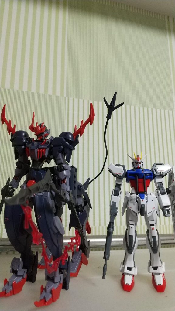 分かりづらいけど、大きさ比較♪EGストライクガンダム(ﾃﾞｨﾃｰﾙup練習機)とw