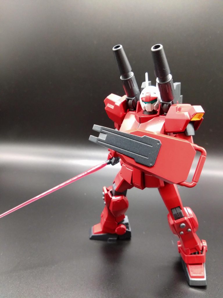 脚部が陸戦型ガンダムのモノなのでサーベルも装備