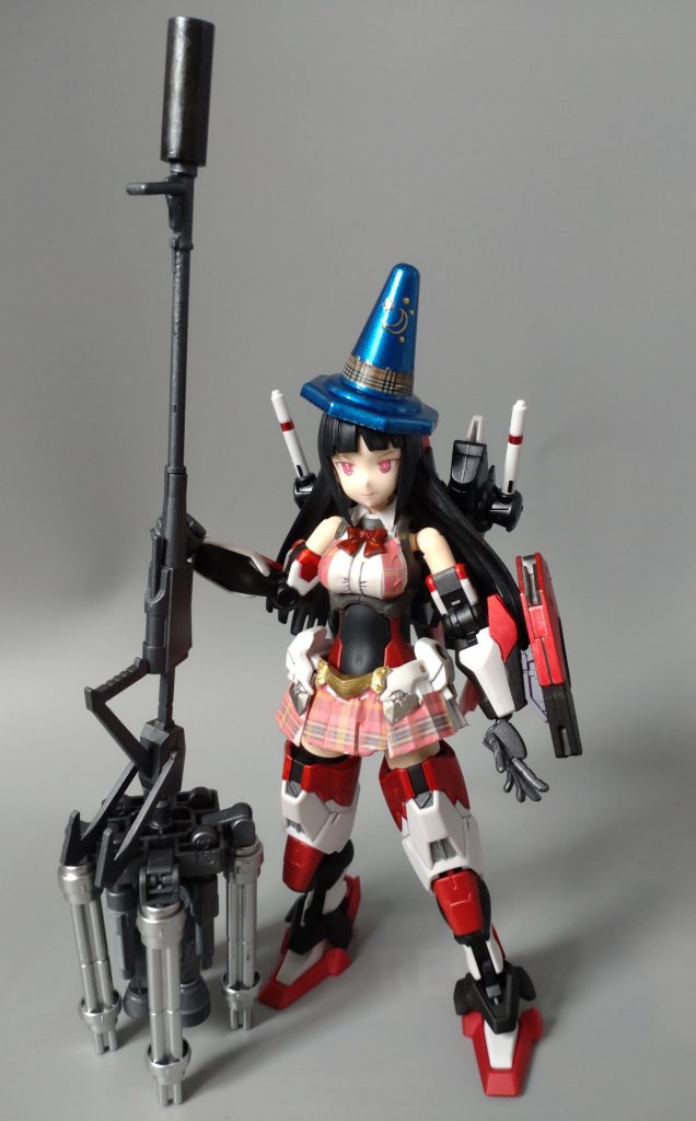まずは魔女っ子からです。百均で見つけましたカラーコーンを塗装し帽子に見立てました。本体が赤色で帽子が青色なのは世界一有名なネズミの魔法使い姿リスペクトです。オプションボディは前回使用したばかりですので、印象を変えたくチェック柄のネイルシールを貼り込みました。武装は箒をイメージしたブルームキャノン。フェダーインライフルをベースにビルダーズパーツやプラパイプを組み合わせました。