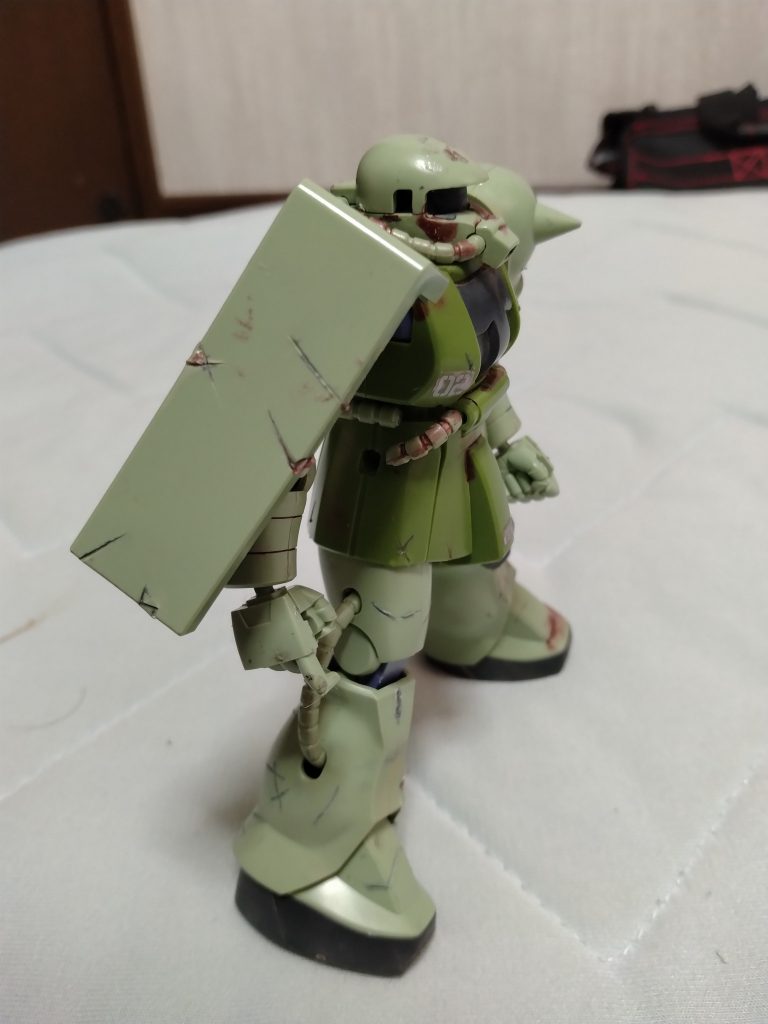 右マニピュレーターは故障しているため常に人差し指が開いた状態になっている。また、腰の動力パイプが切れている。