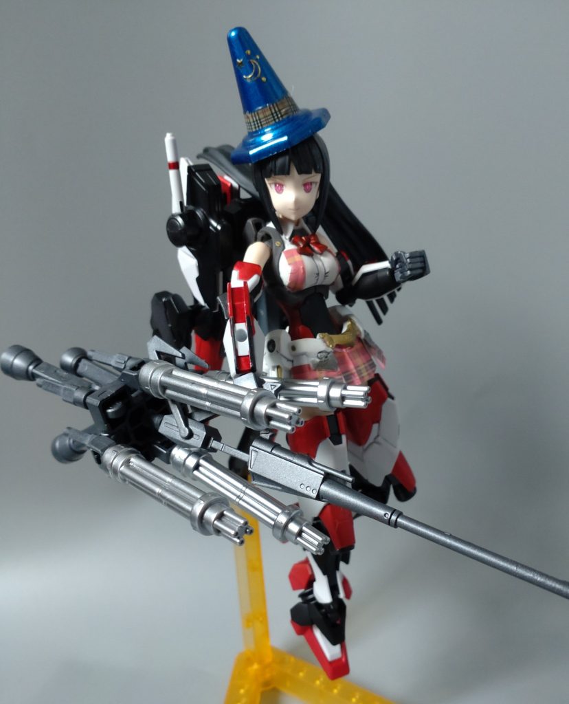 ブルームキャノン後部を展開させガトリングガンへチェンジです。他反対側に多数のビームを展開させたサーベルモードもありますが、蓮コラっぽく苦手なので掲載しません。どちらにせよ物騒な装備です。