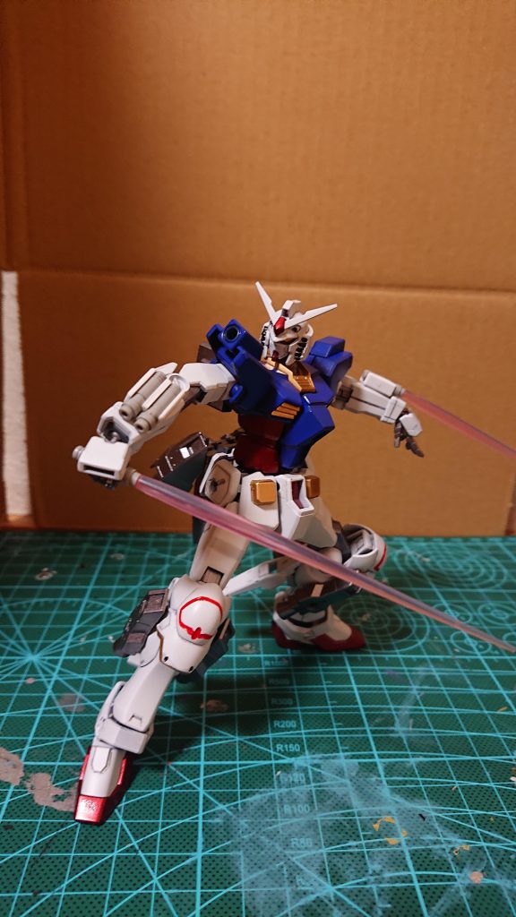 武装② ビームバルカン/ビームサーベル:ライジングビヨンドガンダムの両腕部に取り付けられた近接武器。Ez-SRのサーベルラックを使用し、ビームバルカンの特性を付与している。頭部バルカン砲と組み合わせ、牽制やミサイルの迎撃、近接戦闘の手札として用いる他、サーベルラック自体がバリスタの役目を持つため、弓矢のように打ち出して、撃ち抜く事も可能。