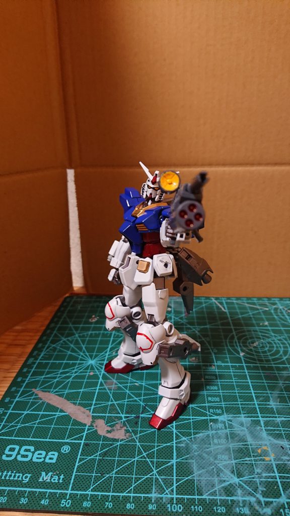 武装① ビームライフル&ナパームラック:RX-78-2 ガンダムのビームライフルにスーパーナパームを搭載し、銃芯部はAGE系列の機体のドッズライフルの特色を持たせており、貫通力と射程距離の向上している。またラックには、ナパーム弾の他に最後の一発として、小型核弾頭が搭載されており、青年は此れを『戦局を覆す虎の子の一撃』としている。