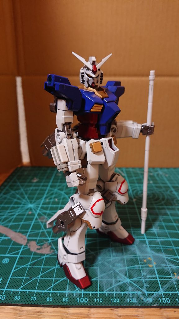 多目的戦闘棍・ビルドトーチ。ライジングビヨンドガンダムの現状存在する武装の中で、最高火力を叩き出した武器。高硬度レアアロイにサイコ・フレームを溶かし合わせたという設定が在る戦闘棍棒。機体のサイコ・フレームから発せられる光を吸収・貯蓄する特性が備わっており、其の光をフェネクスの光の刃の様に飛ばしたり、フォーン・ファルシアのビームバトンの様なロープ状に変質させて敵の拘束、光を纏った状態で槍投げのように投擲する事も出来る。