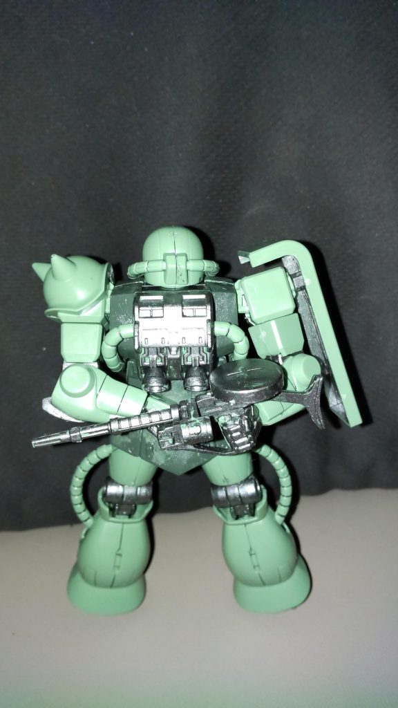 後ろで構えていました(・・;)胴体の塗装は、百円ショップにあるネイルのオリーブ色で塗りました。