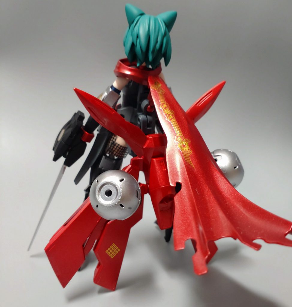 背面より。マフラーは恐らくブキヤさんの物です。リサイクルショップでジャンク詰め合わせを購入した時に入っていた物ですが、接続方法が分からなかった為、背中にジョイントを作り付けました。
