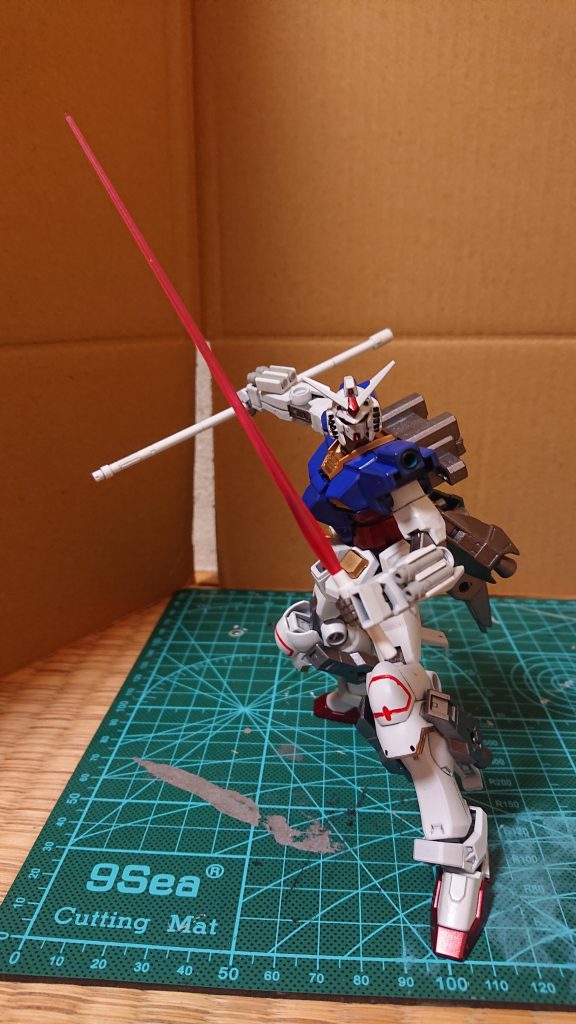 また、ビルドトーチの一部を取り外す事により、ビームサーベルとして扱える。サイコビームサーベルと呼ばれる其れは、貯蓄されたサイコ・フレームの光をエネルギーとして、サーベルを形成する。光の貯蓄量にもよるが、最大まで貯められた場合のサーベルは、ナノラミネートアーマーに守られたガンダムを、フレームごと両断出来る程の熱量と威力を兼ね備えている。