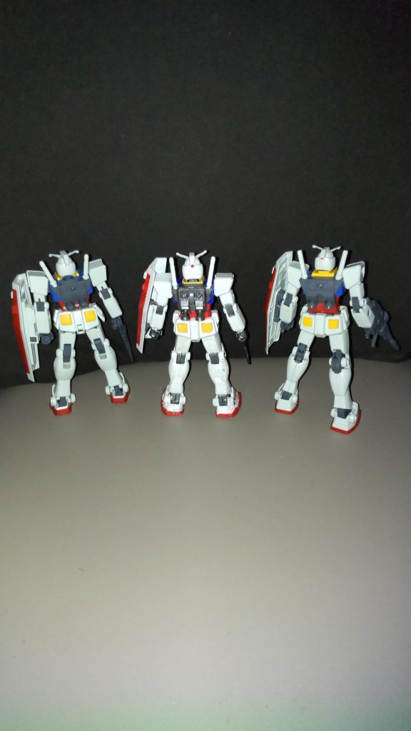 左から、EG。真ん中FG。右HGです。FGだけ塗装し、EG、HGは素組です。(^-^;FGを塗装している時、童心にかえってしまいました。(*_*)