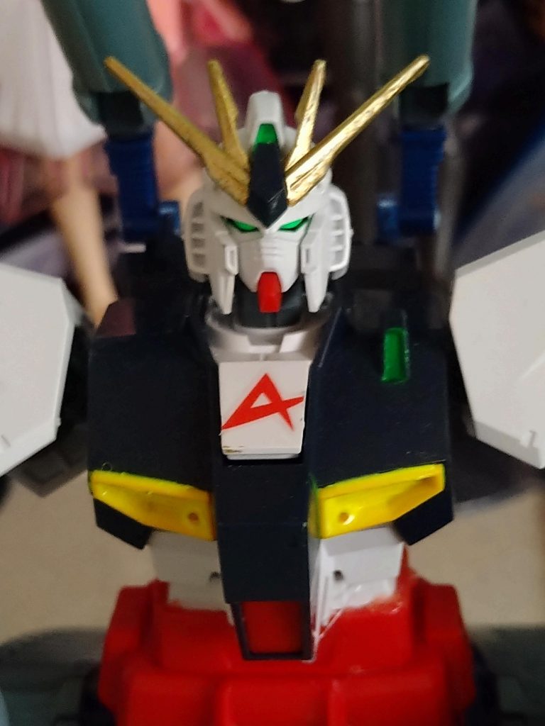 メインカメラと目は夜光（蓄光）なのですがこれも昼ゆえに感動が薄いですね…