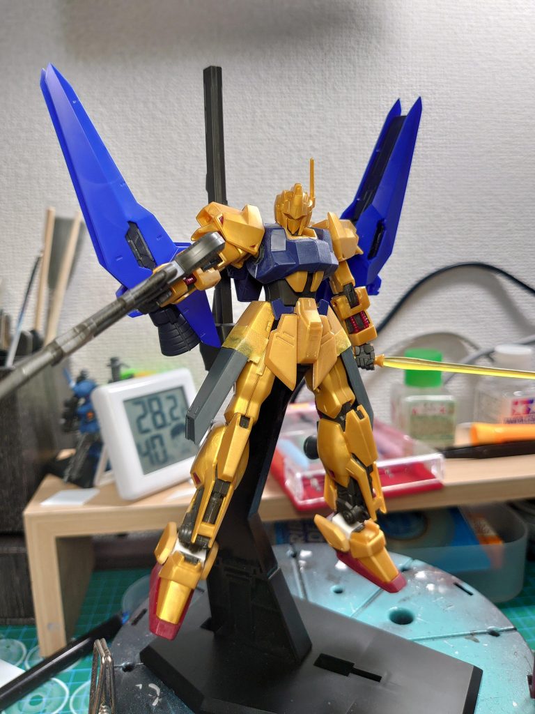 ボールデンアームアームズのパーツをサイドアーマーにつけて延長、背部にはテルティウムアームズのブースターをつけました。他にも足首のボールジョイントが丸見えだったのでプラ板を使って蓋をしています。