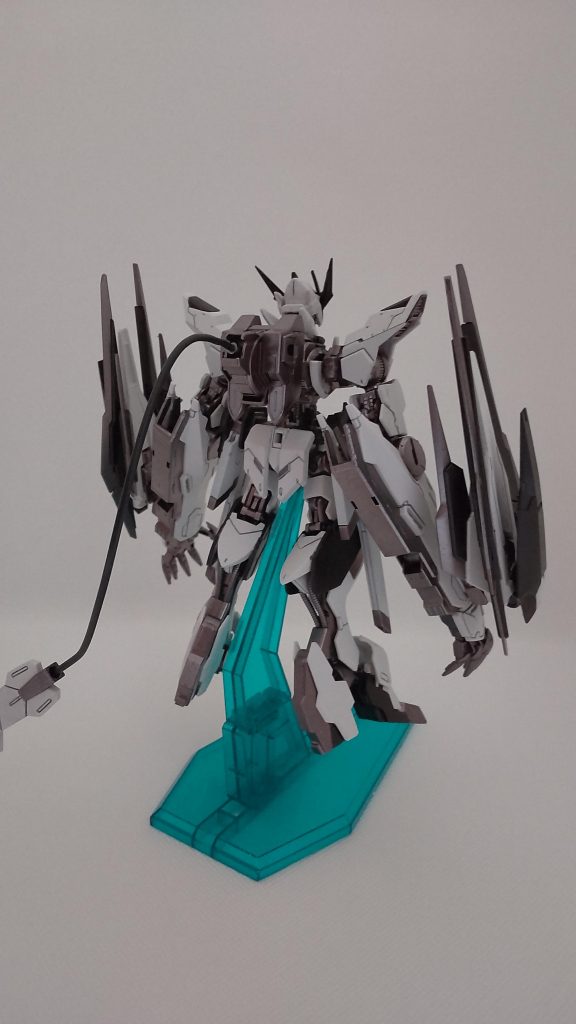 武装は■ソードビット(両腕)ダブルオークアン   タのもの■レール砲(腰?)ストライクフリーダムガンダムのもの■テイルブレード(背中)そのまま■GNドライヴは使用できない設定。鉄血のオルフェンズの世界に合わせています。