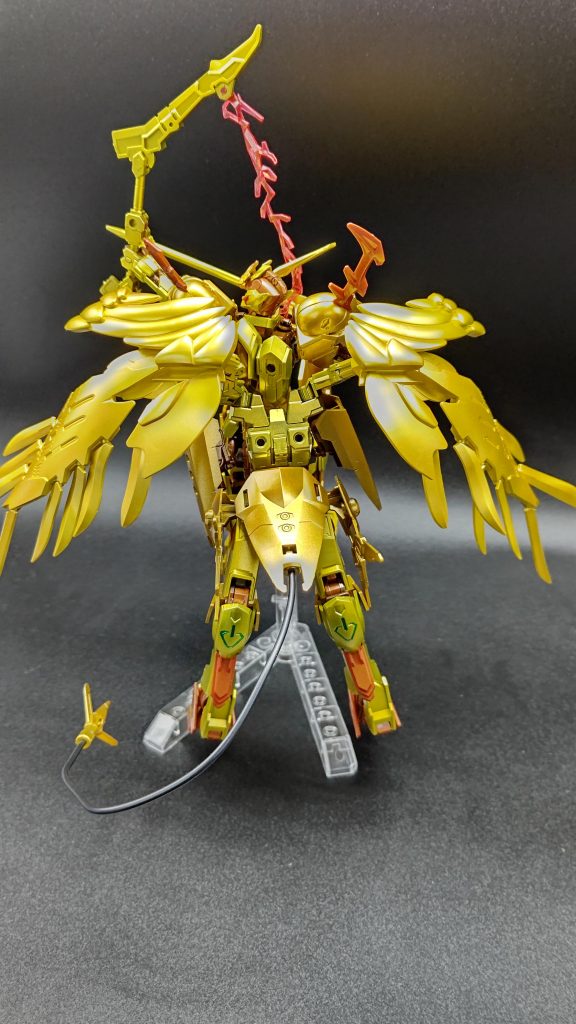 RGウイングゼロの羽は足部分の背中に接着、上半身の可動域を確保したまま羽を取り付けています。