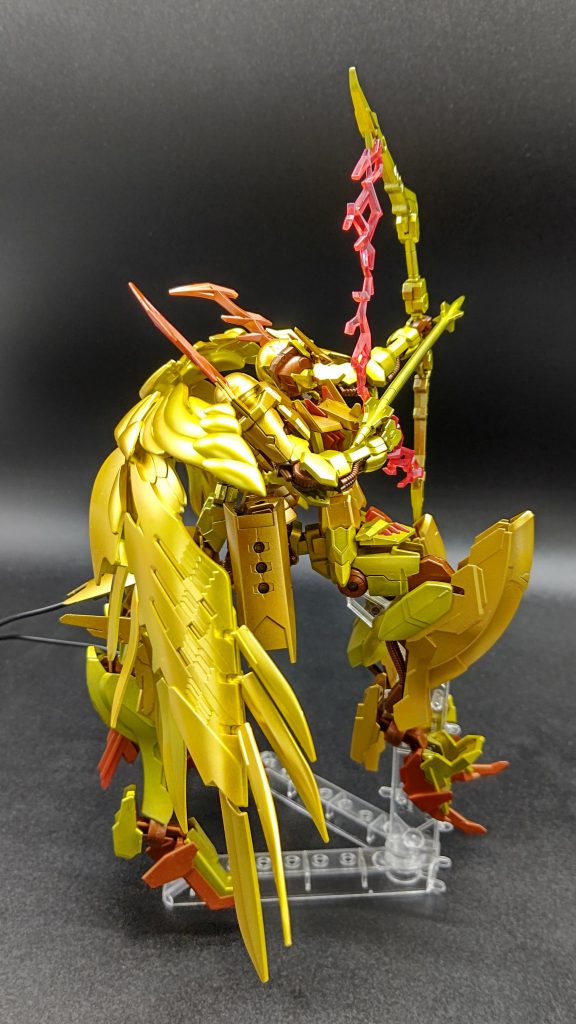 金塗装でゴッド行くこの時期に黄金聖闘……このネタがわかる層、どれだけいるか。