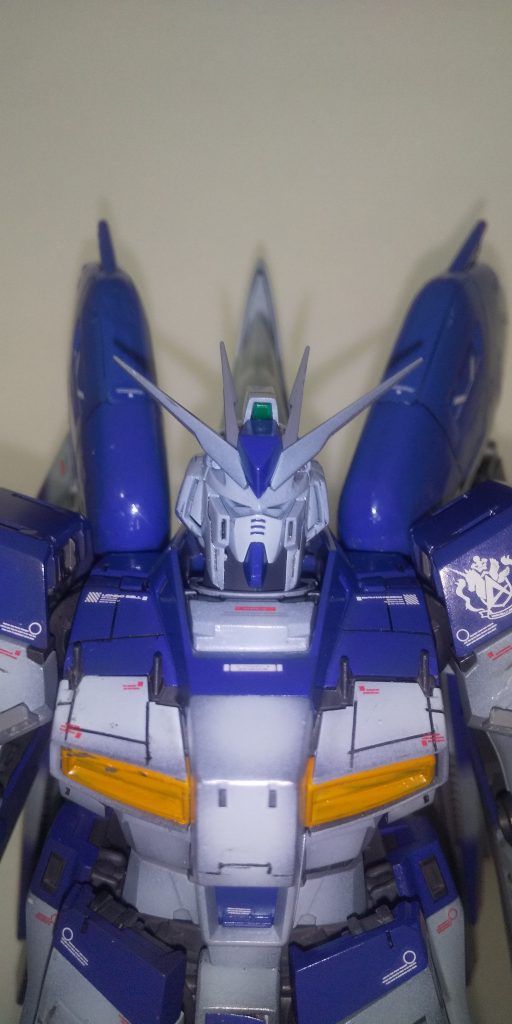 頭の後ろに楔をいれることで、若干シルエットが八の字になるようにしました。