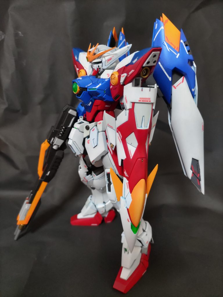 白・赤・青・黃はバーチャロンカラーのパールやタミヤカラーのパールで塗装、ギラギラ感を半艶コートで抑え、モデリングワックスを塗布して仕上げました。