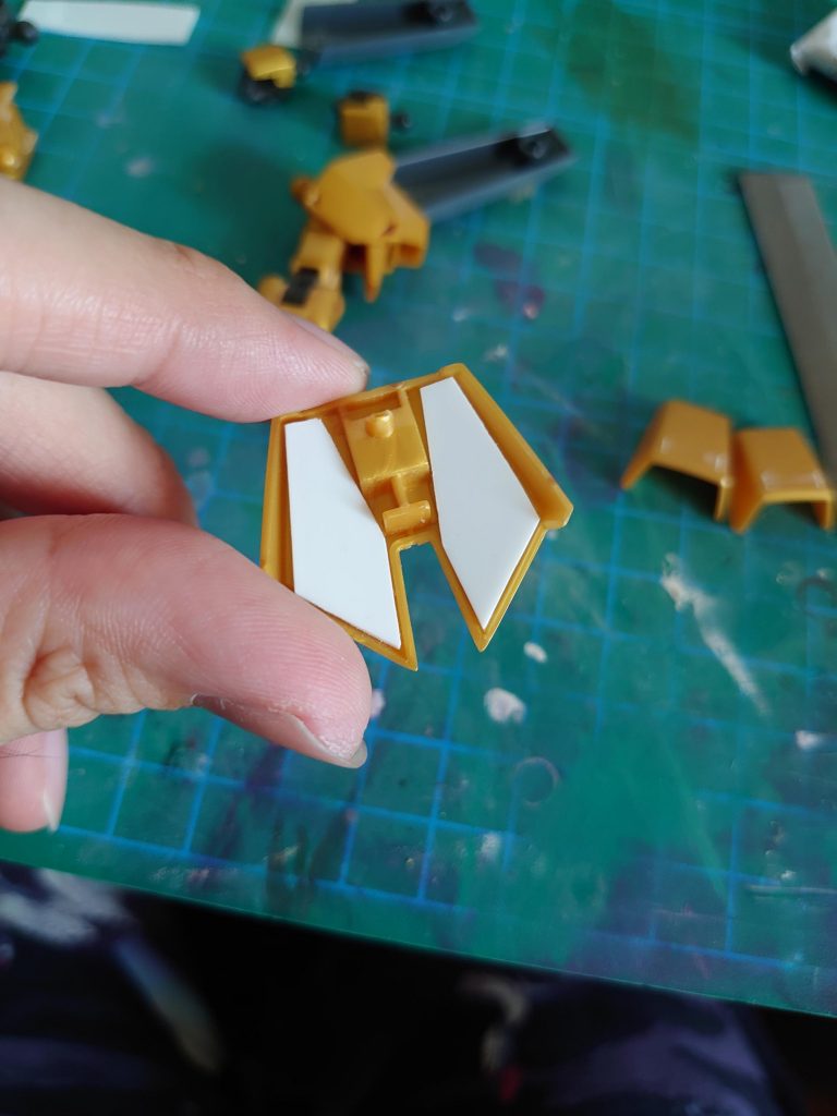 リアアーマーは肉抜き穴に沿ってプラ板を切りだし、それを中心にディテールパーツを作成しました