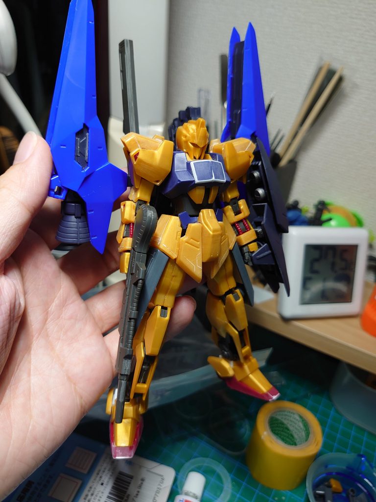 胸部分にプラ板を貼って袖付きの特徴であるエングレービングの枠を作成。また、両手首にもスジ彫りで枠になる部分を作成、つま先やリアアーマの肉抜きをプラ板で蓋してます。機体各所にスジ彫りもしてディテールを追加。