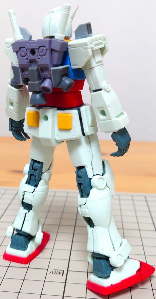 塗装前の状態。肩と胸のスラスターは市販されているディテールアップパーツとプラ板で作成しました。バックパックはジャンクパーツからそれっぽいのを持ってきてそれっぽく作っています。