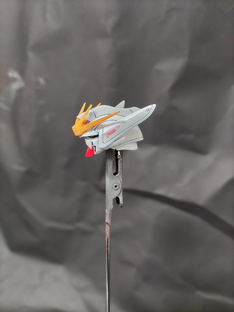 何処で見たか忘れましたが、カッコイイと感じたのでエポパテで、後頭部をエイリアンのように延長しました。(筋彫りが歪んでますね😂)