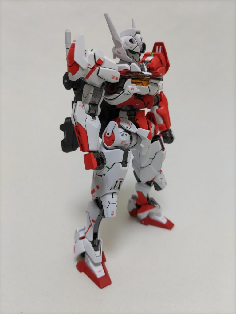 デカールも左右で色分けしてます。