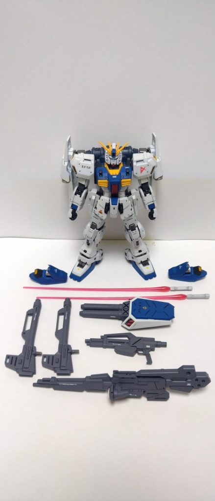 装備一覧です。ハイメガランチャー、ビームライフル、シールド兼ダブルビームライフル、バズーカ×2、ビームサーベル×2この他、右腕に小型ビームガン兼固定式ビームサーベル、頭部にハイメガキャノンを装備しています。また脚部の増加ブースターは磁石で脱着できるようにしました。