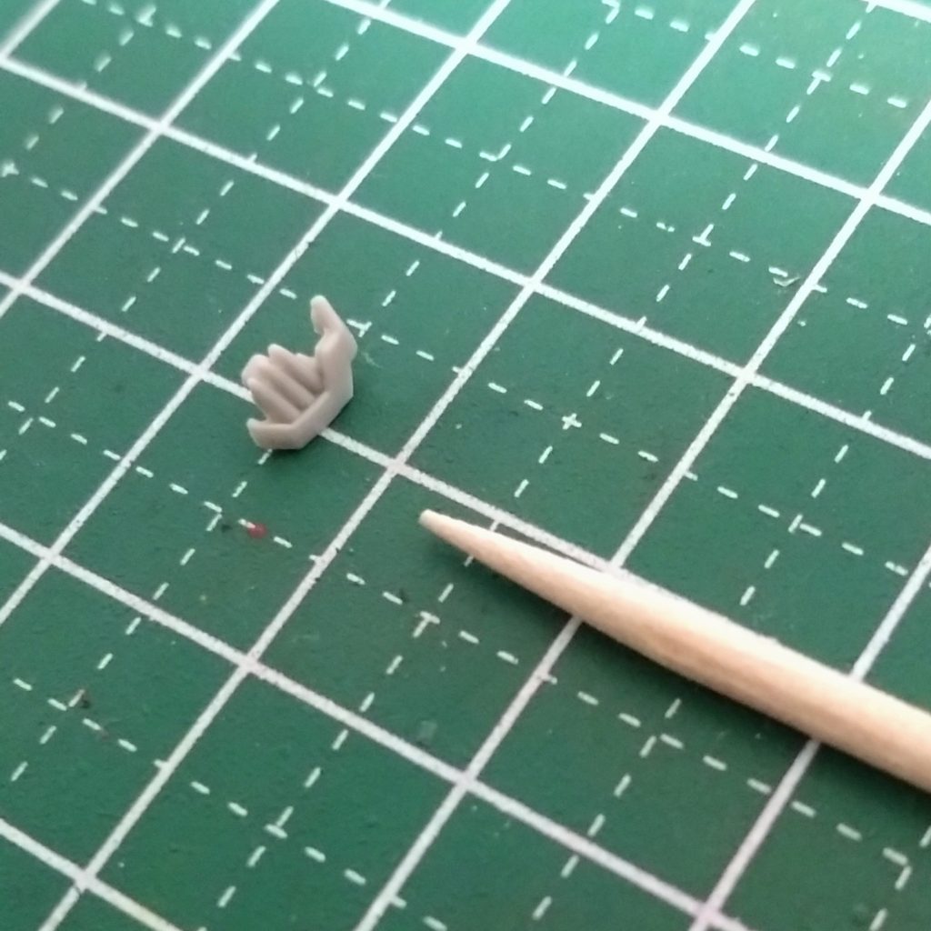 1度落として無くしました。床を探してもなくて絶望していたら靴下に刺さっているのを発見し安堵（笑）