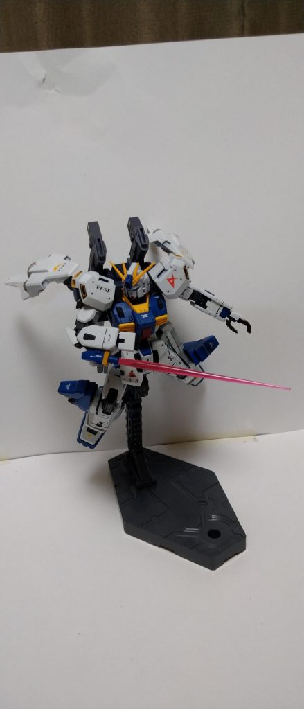 固定式ビームサーベル。緊急用のサブウェポンという設定でサイドアーマーのサーベルより短めのエフェクトパーツを使用しました。