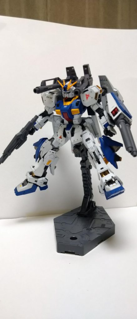 バズーカはMk-Ⅱのバズーカの砲身を短くし、バックパックに装着しています。逆シャーの劇中、νガンダムがバズーカを固定したまま使用していたのが印象的だったので固定武装という設定にしてみました。