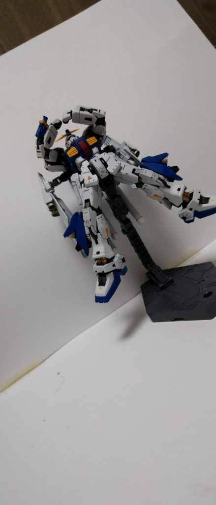 エネルギーをためて、最後の切り札的武装、頭部ハイメガキャノン。もしアムロが乗っていたらこんなこと言うかわかりませんが・・・「たかが石ころ１つガンダムで破壊してやる！！」