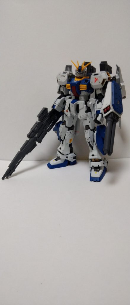 ハイメガランチャーは重すぎて上手く保持できず、写真のポーズが精一杯です。