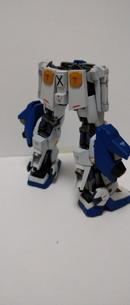 リアアーマーはリ・ガズィを参考にプラ板で製作。ビームサーベルはMk-Ⅱのバックパックのサーベルラックごとサイドアーマーとして移設しました。